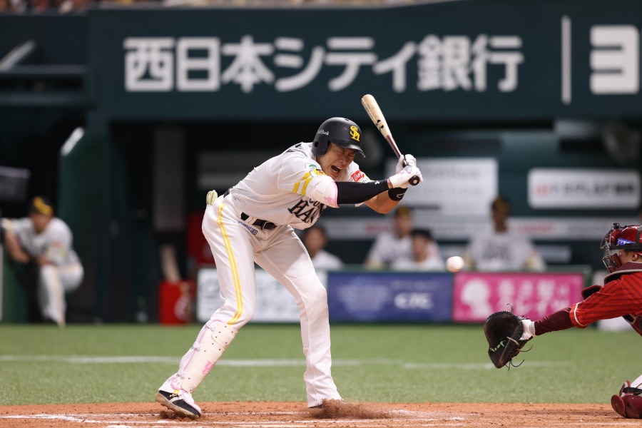 死球を受けたソフトバンク・柳田悠岐【写真：栗木一考】