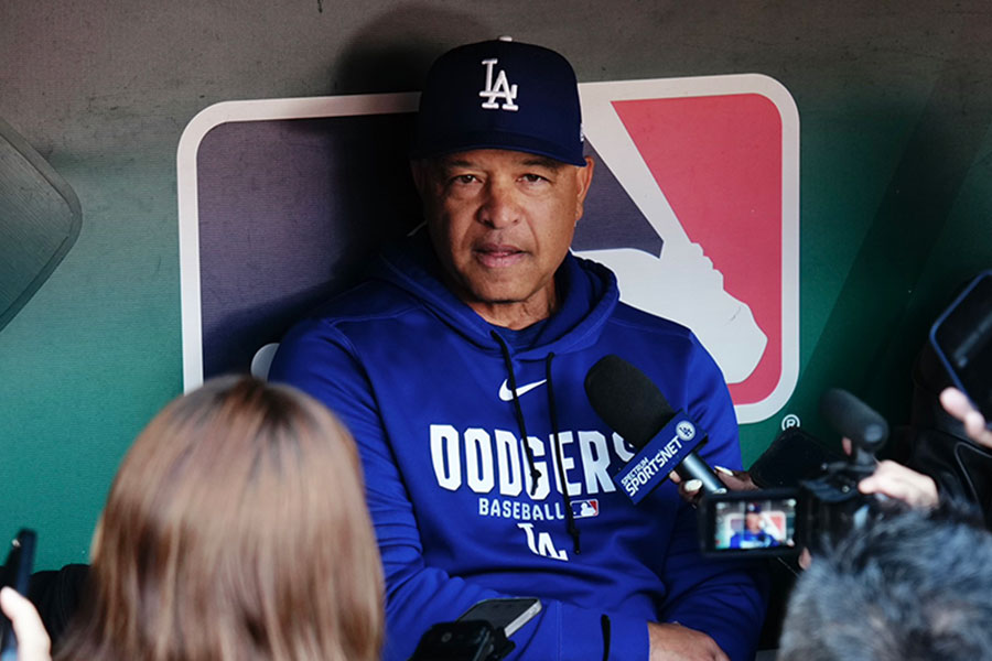 試合前の取材に応じたドジャースのデーブ・ロバーツ監督【写真：黒澤崇】