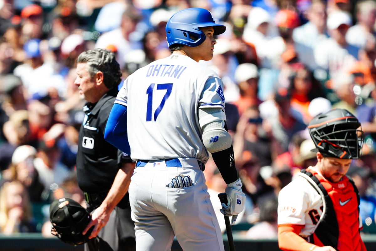 打席中にABSチャレンジを行うドジャース・大谷翔平【写真：黒澤崇】