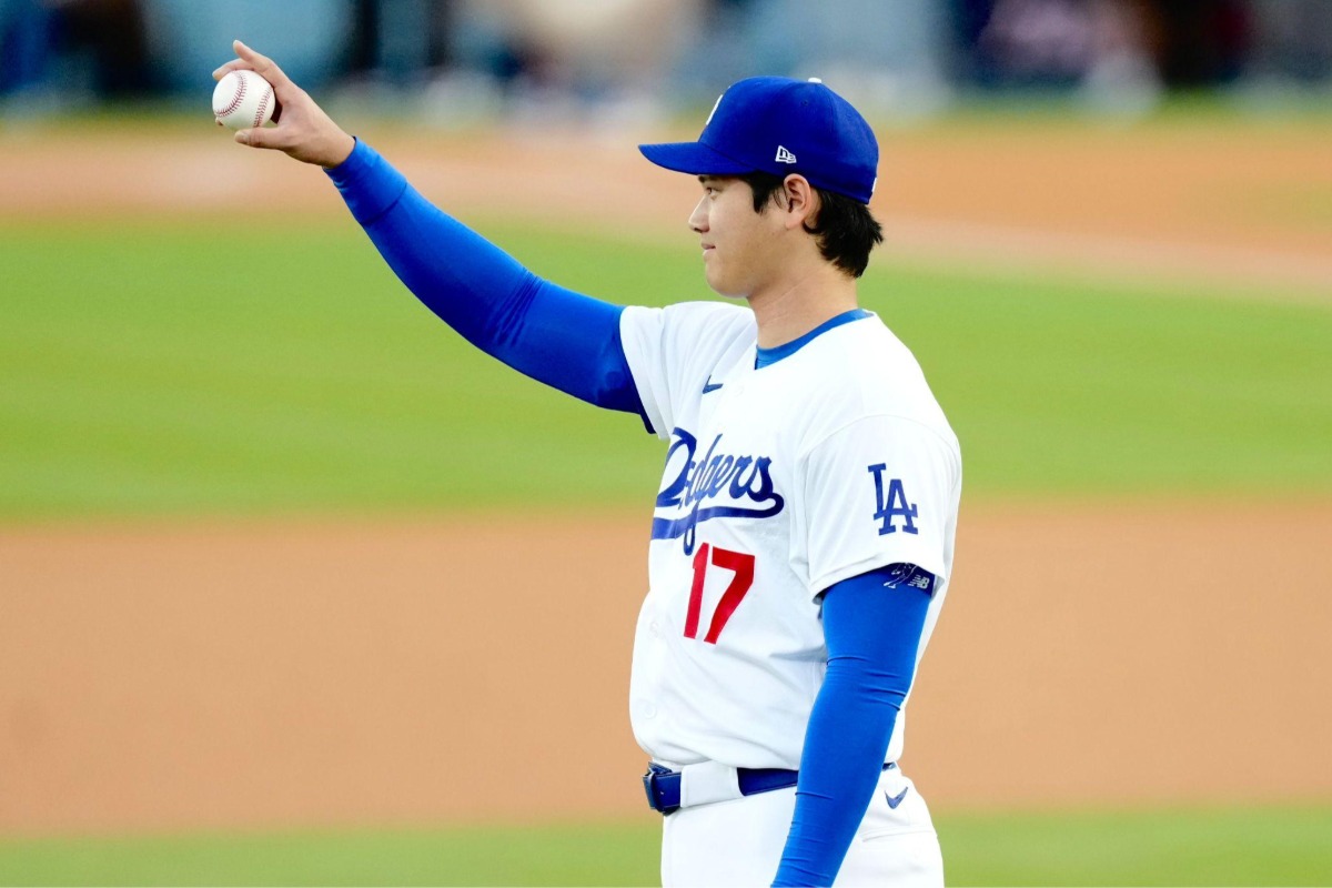 29日の試合前、ジャンクに向かって合図を送る大谷翔平【写真：黒澤崇】
