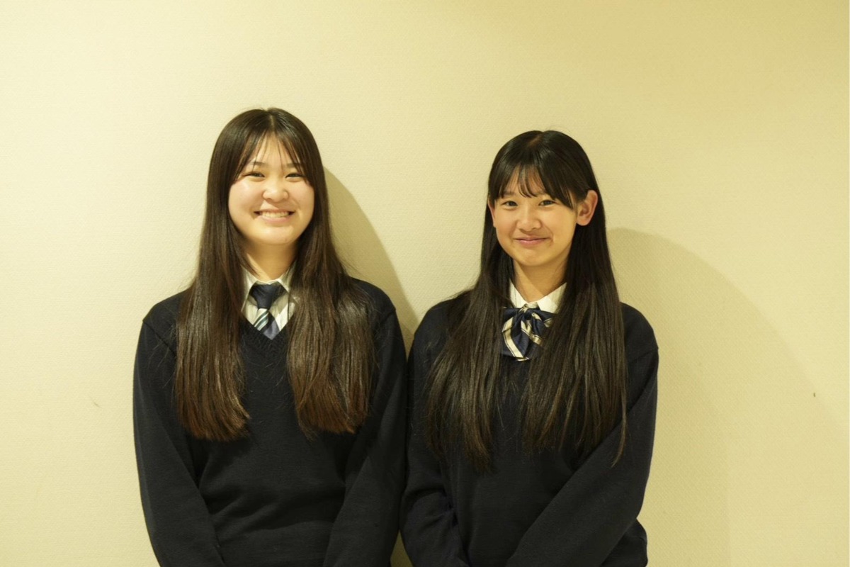 八王子実践野球部マネジャーの西岡凪咲さん（右）と熊谷漣華さん【写真：岡部直樹】