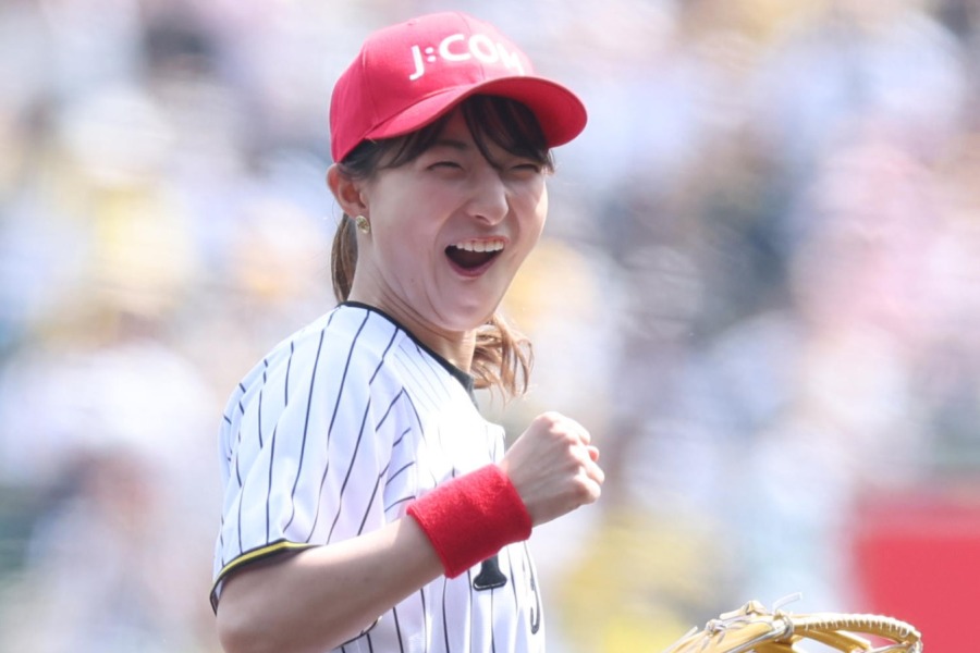 始球式に登場したミラノ五輪フィギュアスケート女子代表・坂本花織【写真：産経新聞社】
