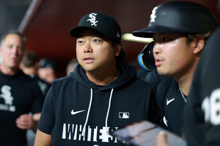 ホワイトソックス・村上宗隆（右）の通訳を務める八木賢造氏【写真：アフロ】