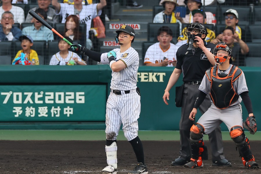 8号ソロを放った阪神・佐藤輝明【写真：産経新聞社】