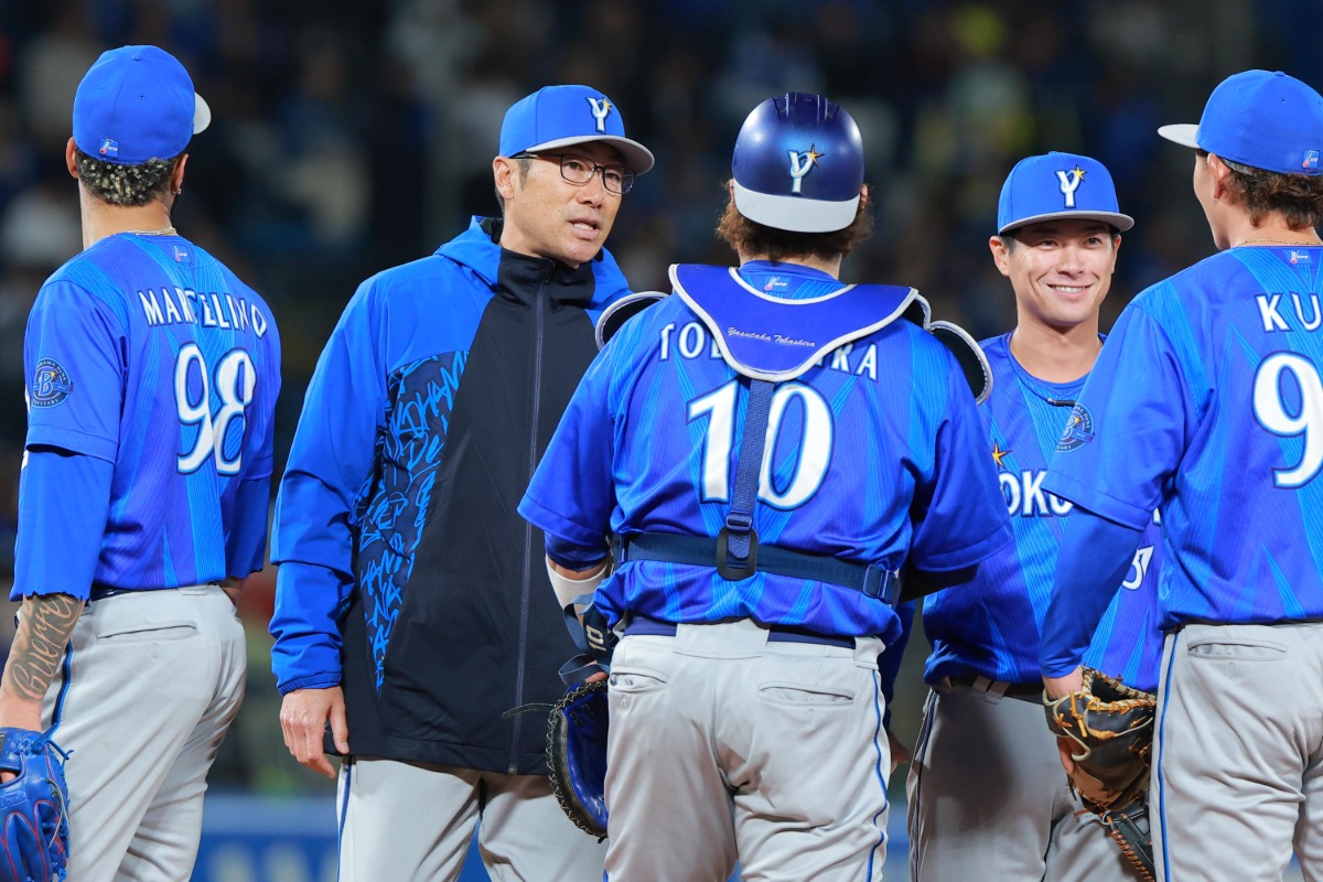 マウンド上で柴田竜拓に野手登板を告げるDeNA・相川亮二監督【写真：産経新聞社】