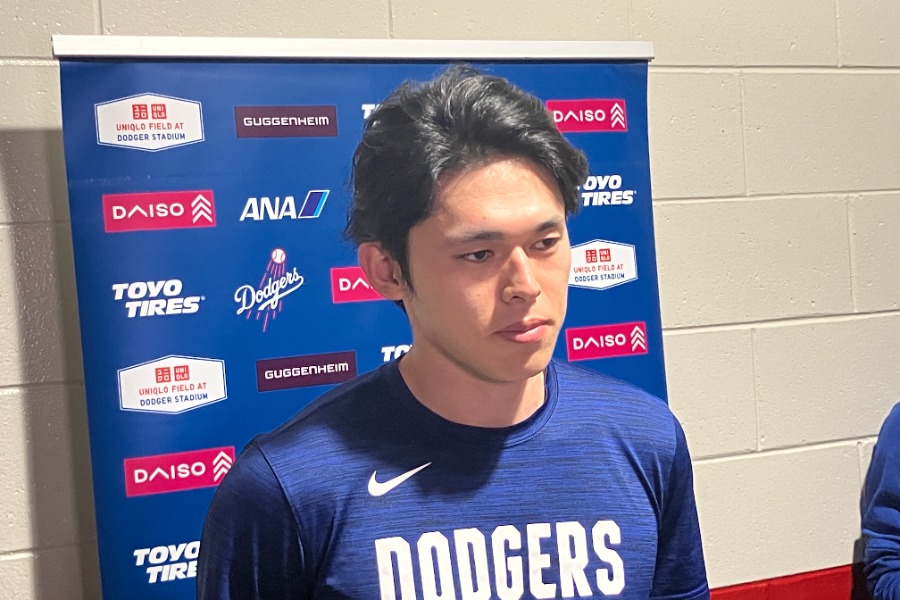 試合後、取材に応じたドジャース・佐々木朗希【写真：羽鳥慶太】