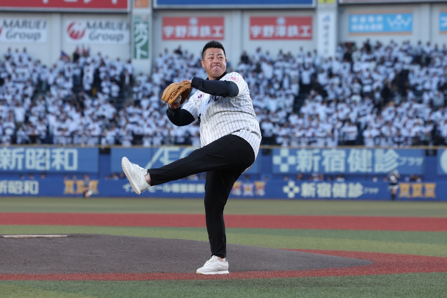 元ロッテの小林雅英氏が始球式に登場【写真：球団提供】