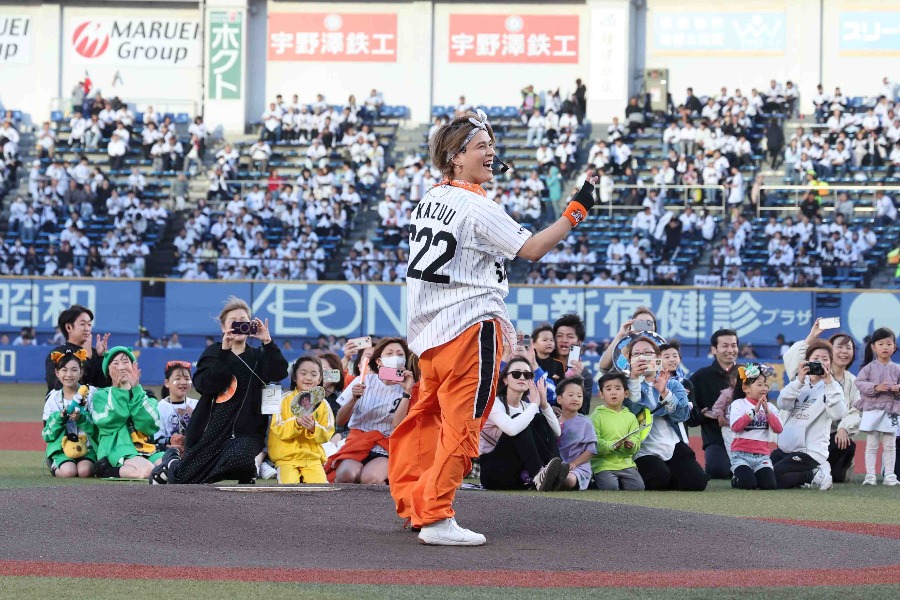アイドルグループの「リアルピース」がセレモニアルピッチに挑戦【写真：球団提供】