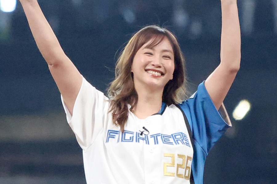 藤本美貴さんがファーストピッチセレモニーに登場【写真提供：産経新聞社】