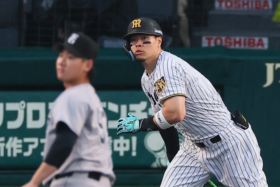 先制の適時打を放った阪神・佐藤輝明【写真提供：産経新聞社】