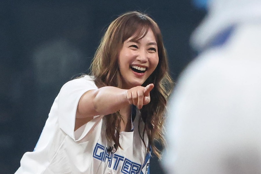 藤本美貴さんがファーストピッチセレモニーに登場【写真提供：産経新聞社】