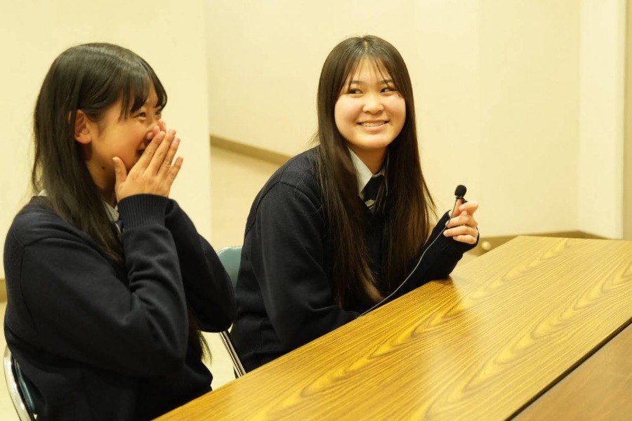 インタビューに応じる西岡凪咲さん（左）と熊谷漣華さん【写真：岡部直樹】