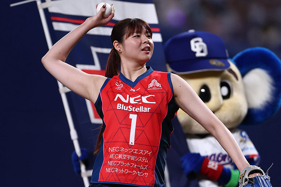 始球式に登場した山田二千華さん【写真提供：産経新聞社】