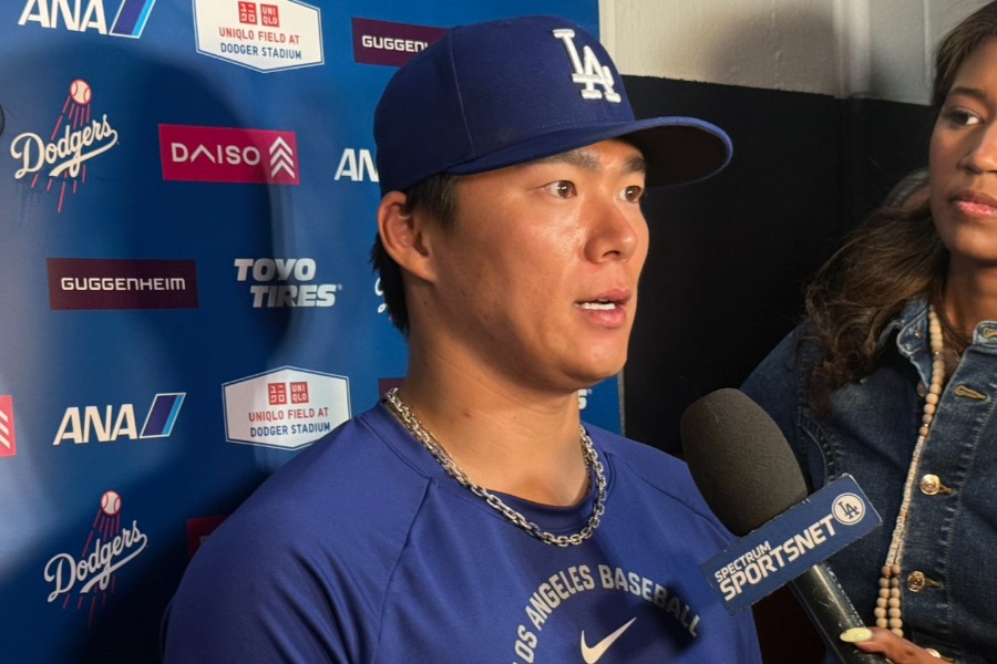 試合後、取材に応じたドジャース・山本由伸【写真：上野明洸】