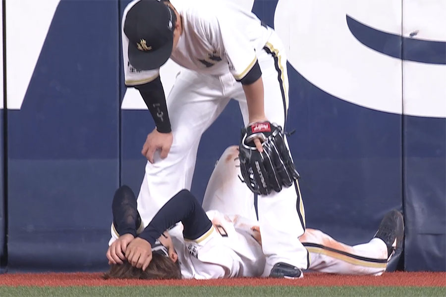 オリックス・渡部遼人がフェンスに激突【画像：パーソル パ・リーグTV】