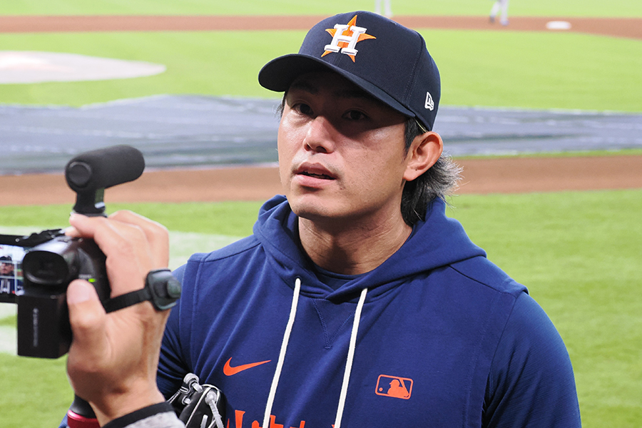 報道陣の取材に応じたアストロズ・今井達也【写真：羽鳥慶太】