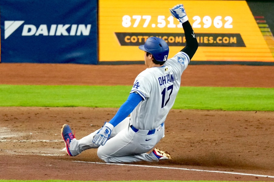相手投手の暴投で本塁に生還したドジャース・大谷翔平【写真：黒澤崇】