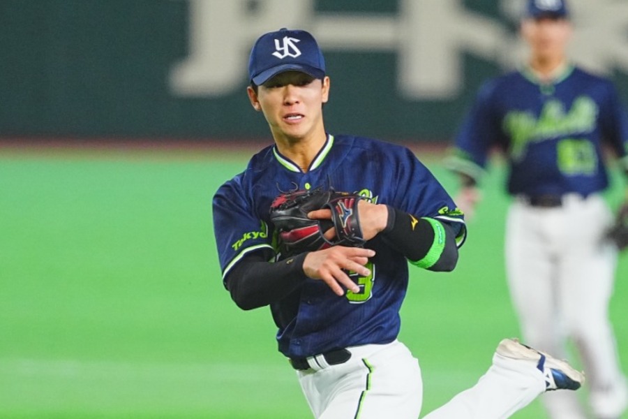好守を見せたヤクルト・内山壮真【写真：荒川祐史】