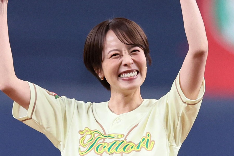 始球式を行った上田まりえさん【写真提供：産経新聞社】