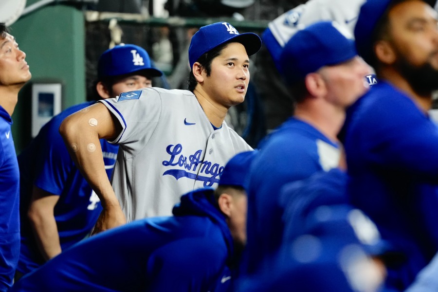 大谷翔平の右肘にパッチ【写真：黒澤崇】