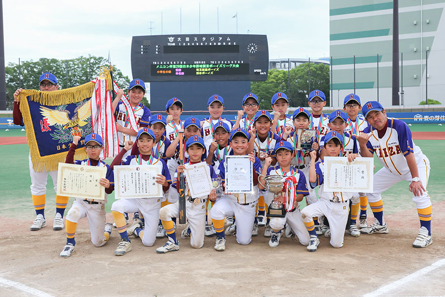 小学生の部で優勝を収めた埼玉新座ボーイズ【写真提供：フォトクリエイト】