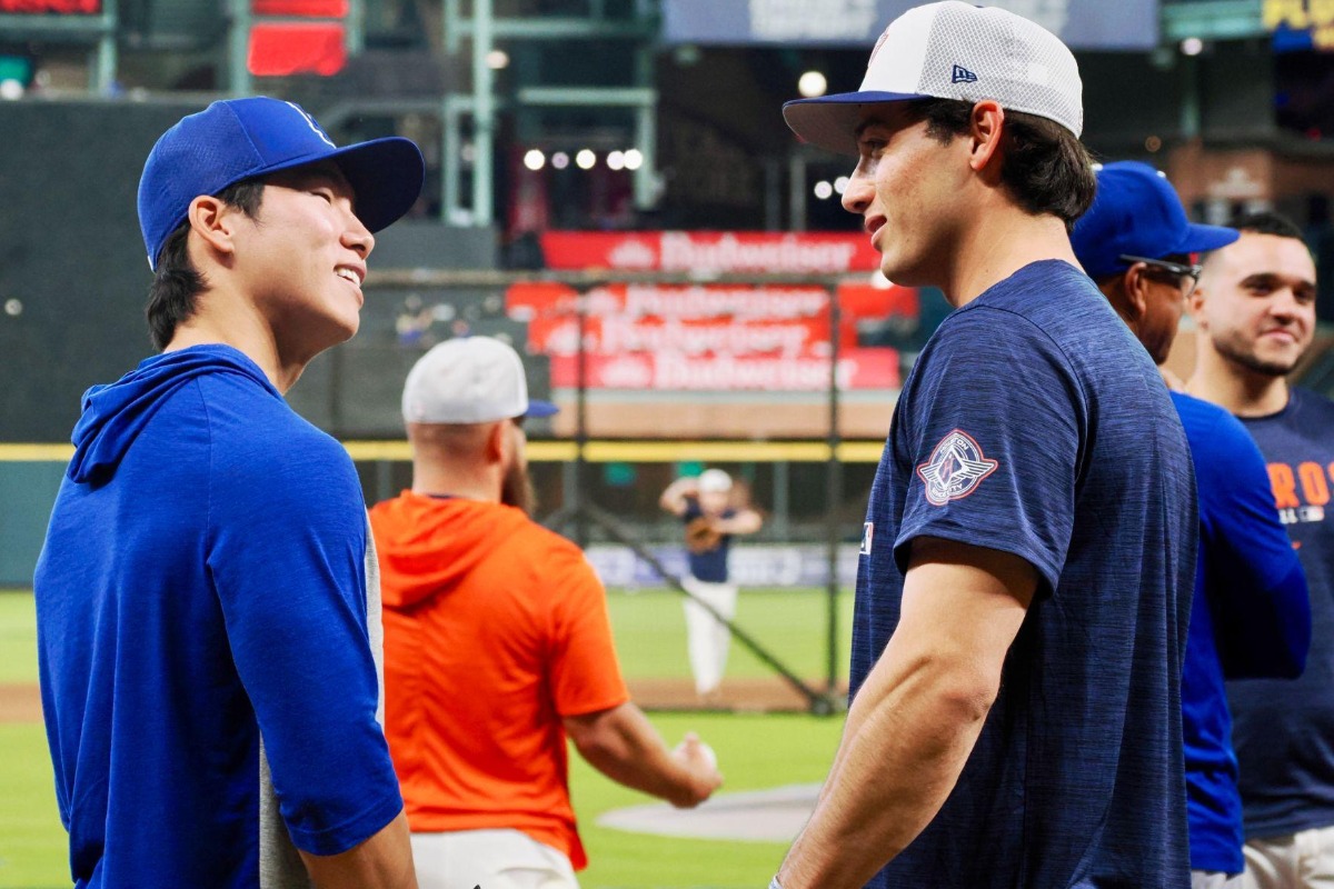 WBCで韓国代表としてプレーしたドジャースのキム・ヘソン（左）とアストロズのシェイ・ウィットコム【写真：羽鳥慶太】