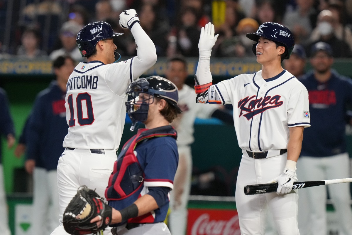 WBCで韓国代表としてプレーしたキム・ヘソン（右）とシェイ・ウィットコム【写真：アフロ】