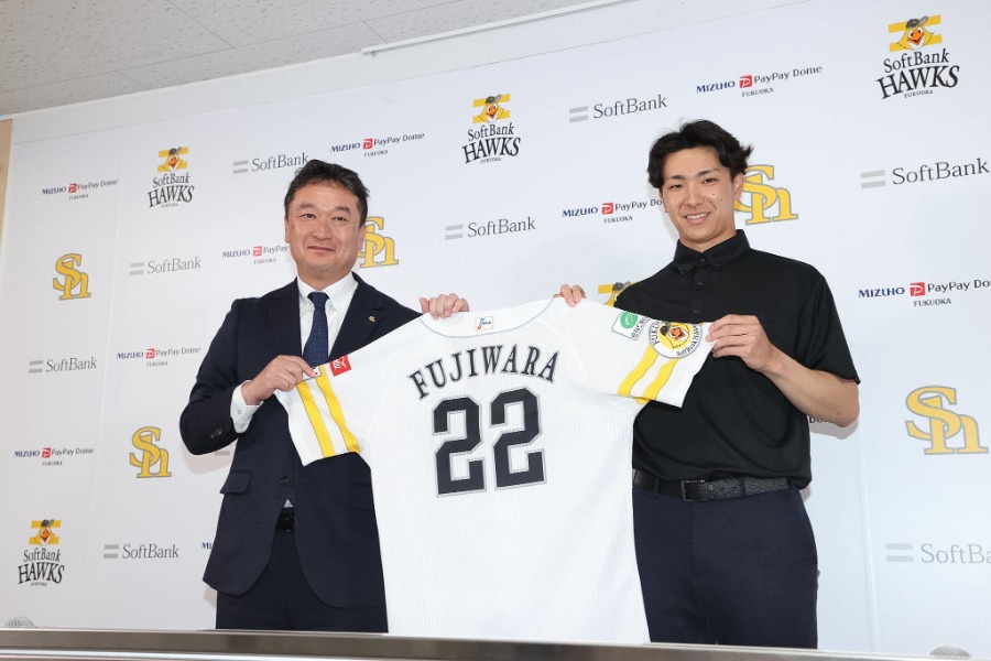 会見に臨んだソフトバンク・三笠杉彦GM（左）と藤原大翔【写真：栗木一考】