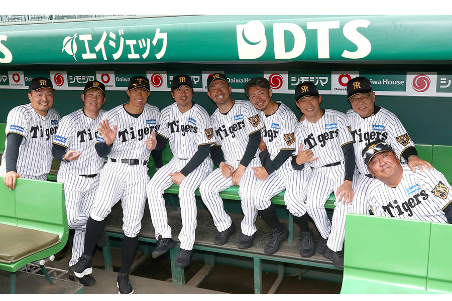 甲子園に阪神のレジェンドOBが集結（糸井氏は左から3人目）【写真提供：産経新聞社】