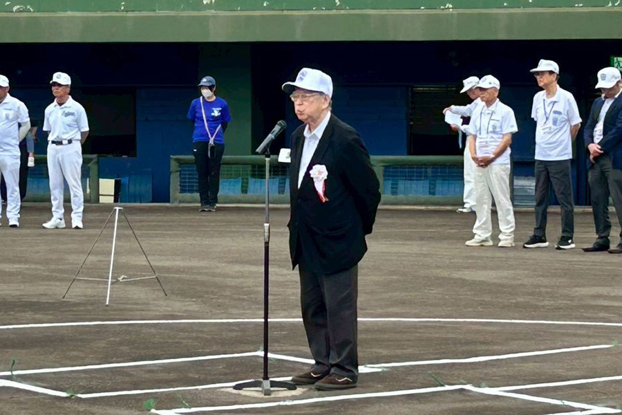 開会式で挨拶する日本リトルリーグ野球協会・坂谷内実会長【写真：平江巌】