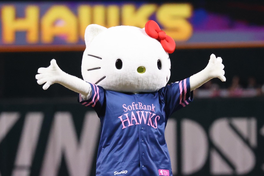 始球式を行ったハローキティ【写真：栗木一考】