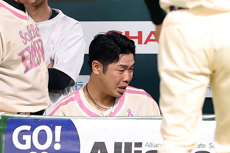 本塁打後、涙を流すソフトバンク・近藤健介【写真：栗木一考】