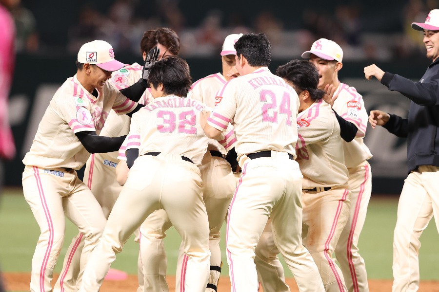 サヨナラ勝ちを収めたソフトバンク【写真：栗木一考】