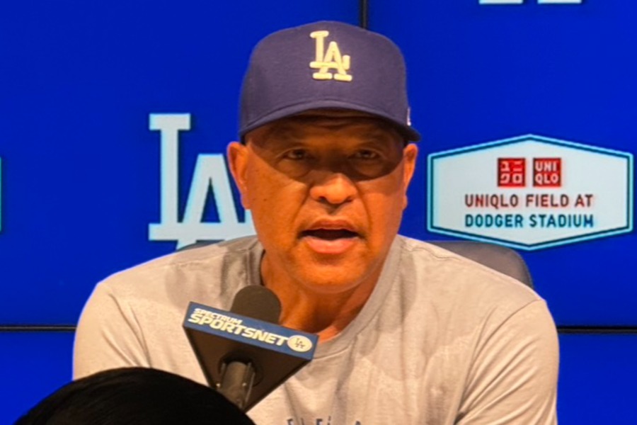 試合前、取材に応じるドジャースのデーブ・ロバーツ監督【写真：上野明洸】