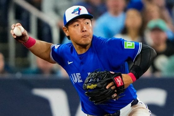 岡本和真が披露した「超難関プレー」　実況も大興奮…ピンチ救った「おしゃれな足技」