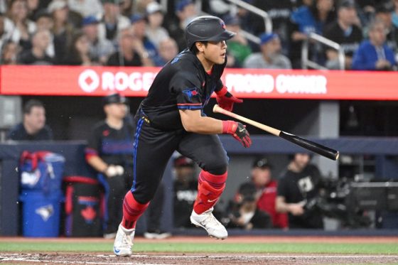 岡本和真、ゲレーロJr.からまさかの洗礼　適時打＆好守連発…最後に届けた「ありがとうございます！」