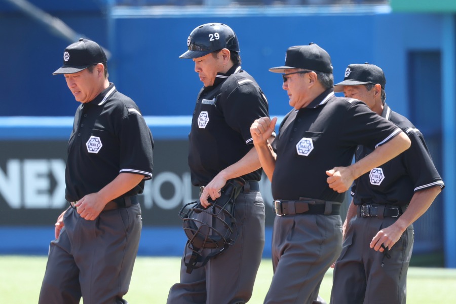 NPB川上審判の胸番号「29」を付けて試合に臨む審判員【写真：加治屋友輝】