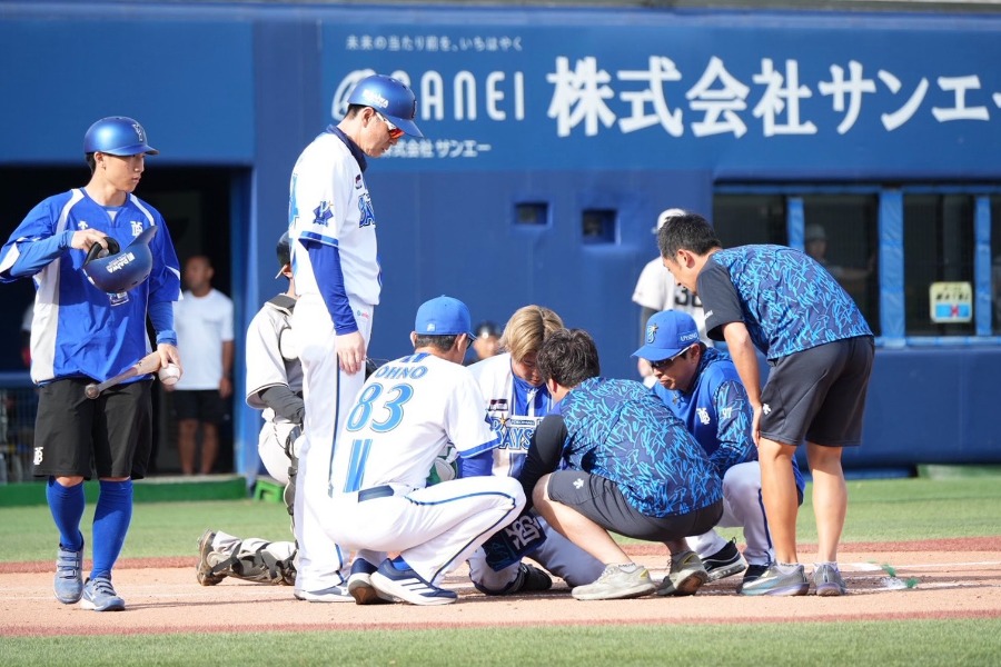 頭部死球を受けて倒れこむDeNA・石上泰輝【写真：編集部】