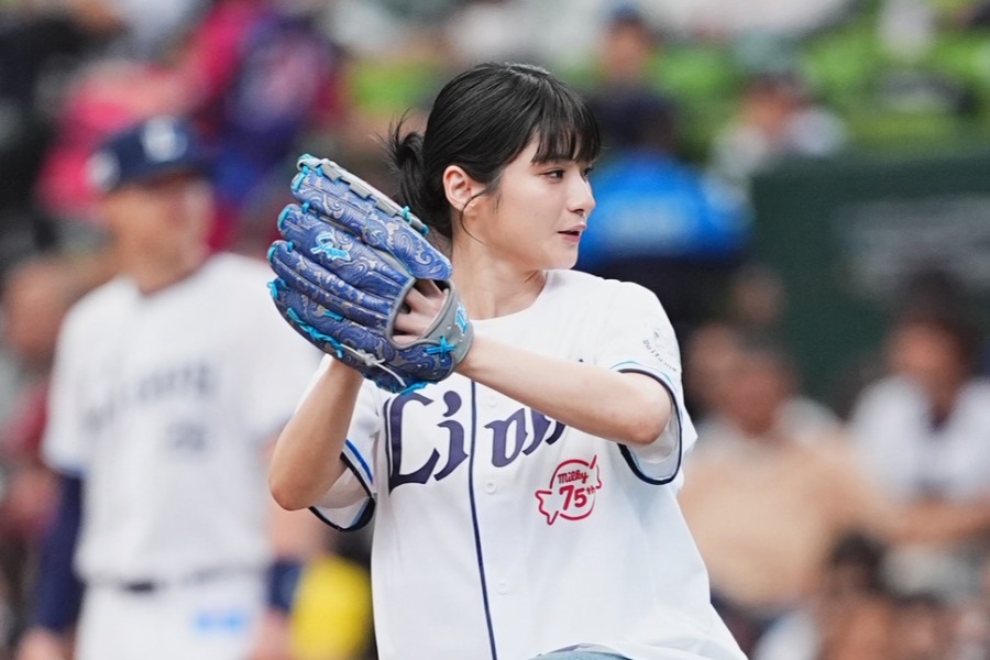 始球式を行った女優の蒔田彩珠さん【写真：小林靖】