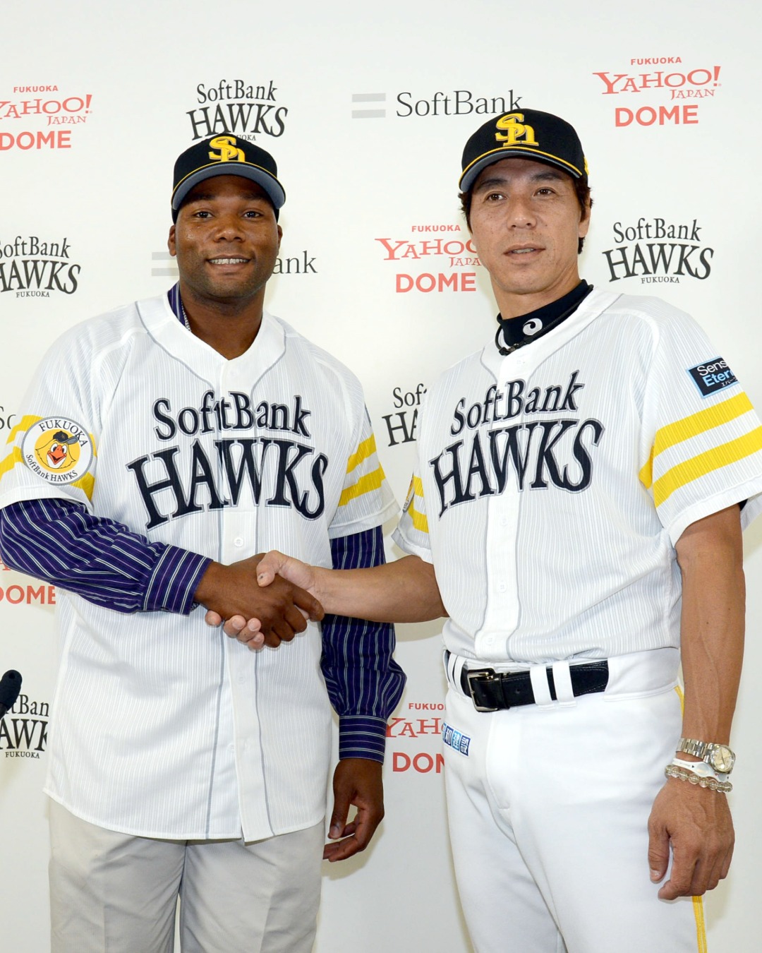 ソフトバンク入団会見で秋山幸二監督と握手を交わすアレン氏【写真：産経新聞社】