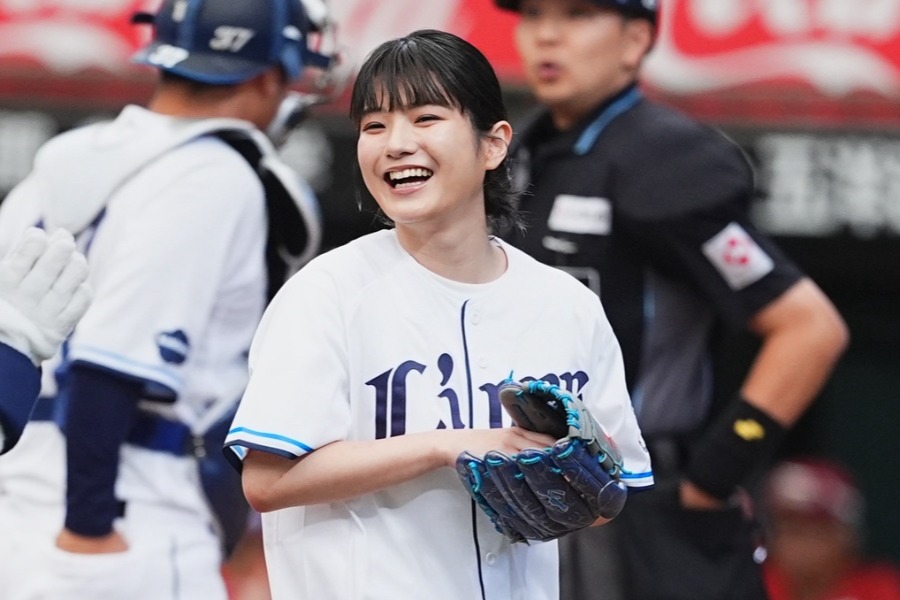 始球式を行った女優の蒔田彩珠さん【写真:小林靖】