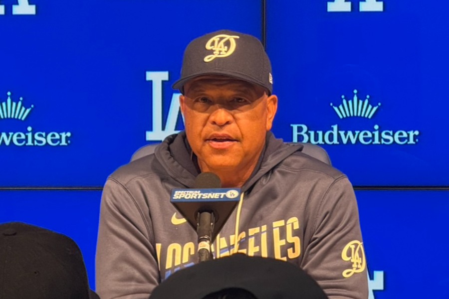 試合後、取材に応じたドジャースのデーブ・ロバーツ監督【写真：上野明洸】