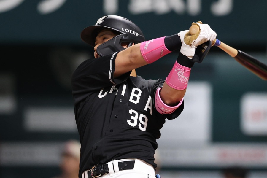ソフトバンク戦で本塁打を放ったロッテ・井上広大【写真：栗木一考】