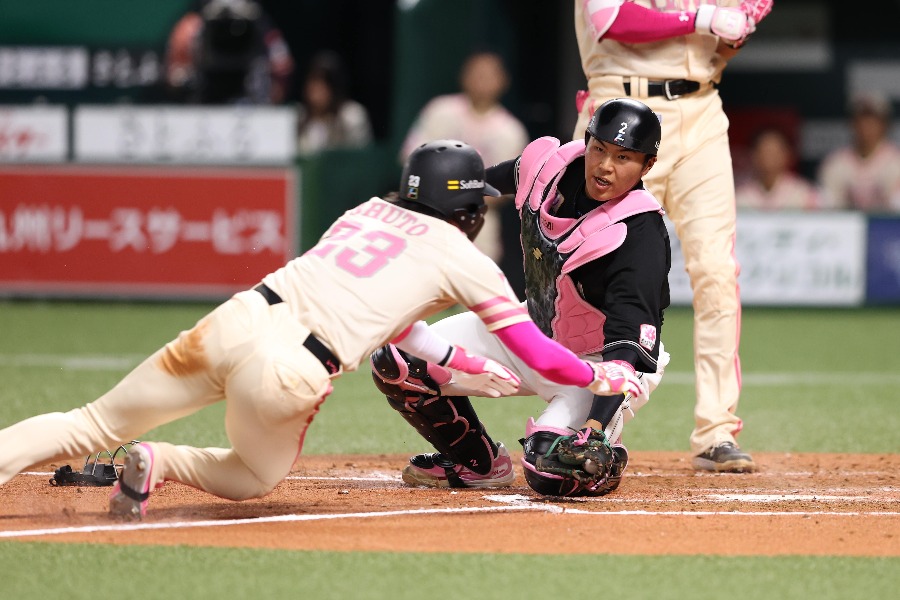 ホームスチールを成功させたソフトバンク・周東佑京【写真:栗木一考】