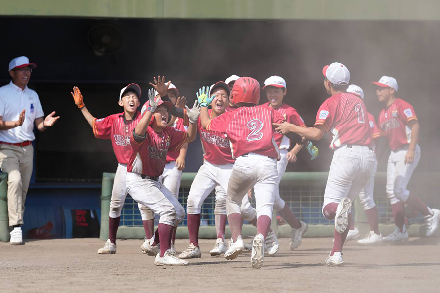 ６回に一時勝ち越して歓喜する埼玉武蔵ナイン【写真：井上学】