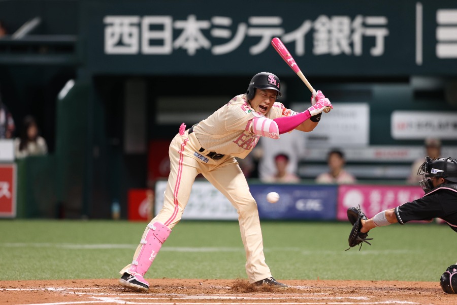 死球を受けたソフトバンク・柳田悠岐【写真：栗木一考】