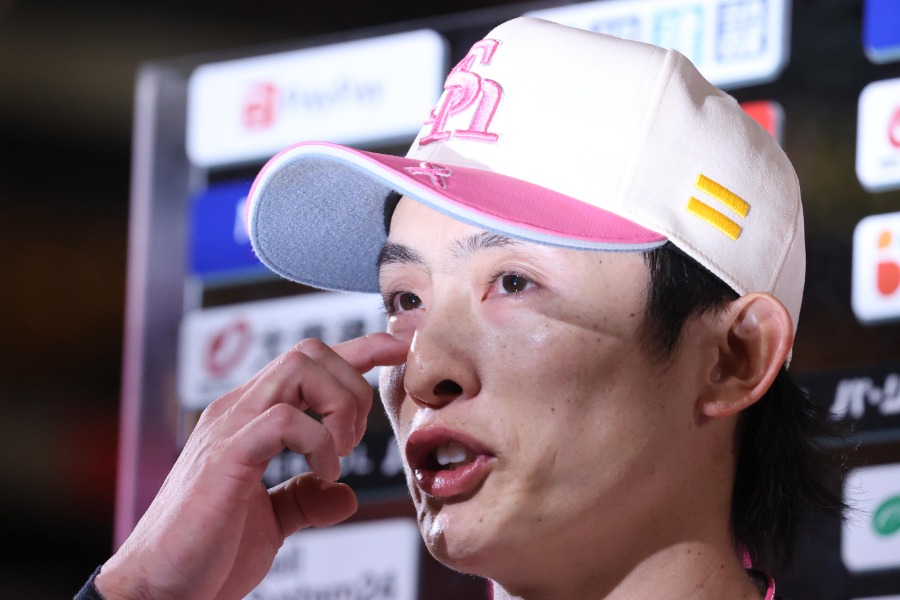ヒーローインタビューで声を詰まらせたソフトバンク・周東佑京【写真：栗木一考】