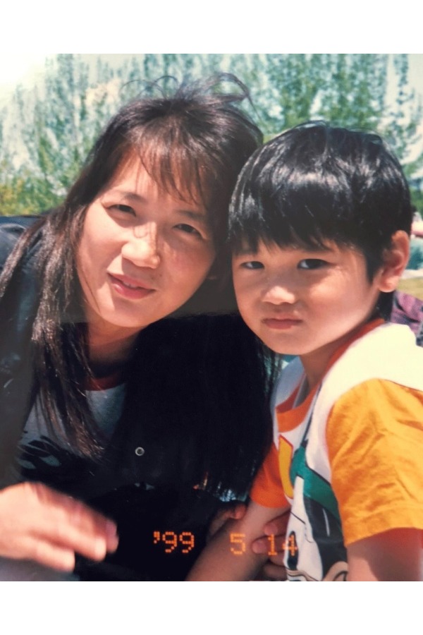 幼少期のドジャース・大谷翔平（右）と・加代子さん【写真：MLB公式Xより】