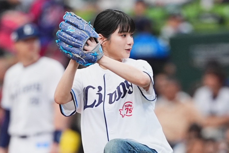 始球式を行った女優の蒔田彩珠さん【写真：小林靖】
