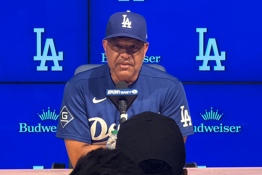 試合前の会見に応じたドジャースのデーブ・ロバーツ監督【写真：上野明洸】